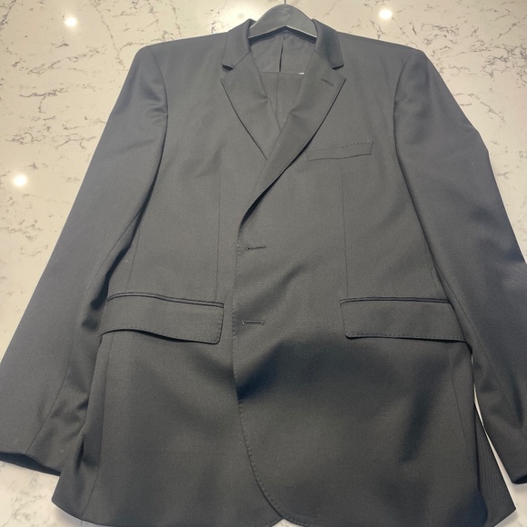 Like New Hugo Black Boss Suit Made In Italy - Picture 1 of 3